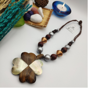 Shell Clover Wood Necklace
